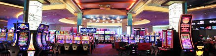 Live dealer at Medusa II table on doyan togel, multi-camera feed visible